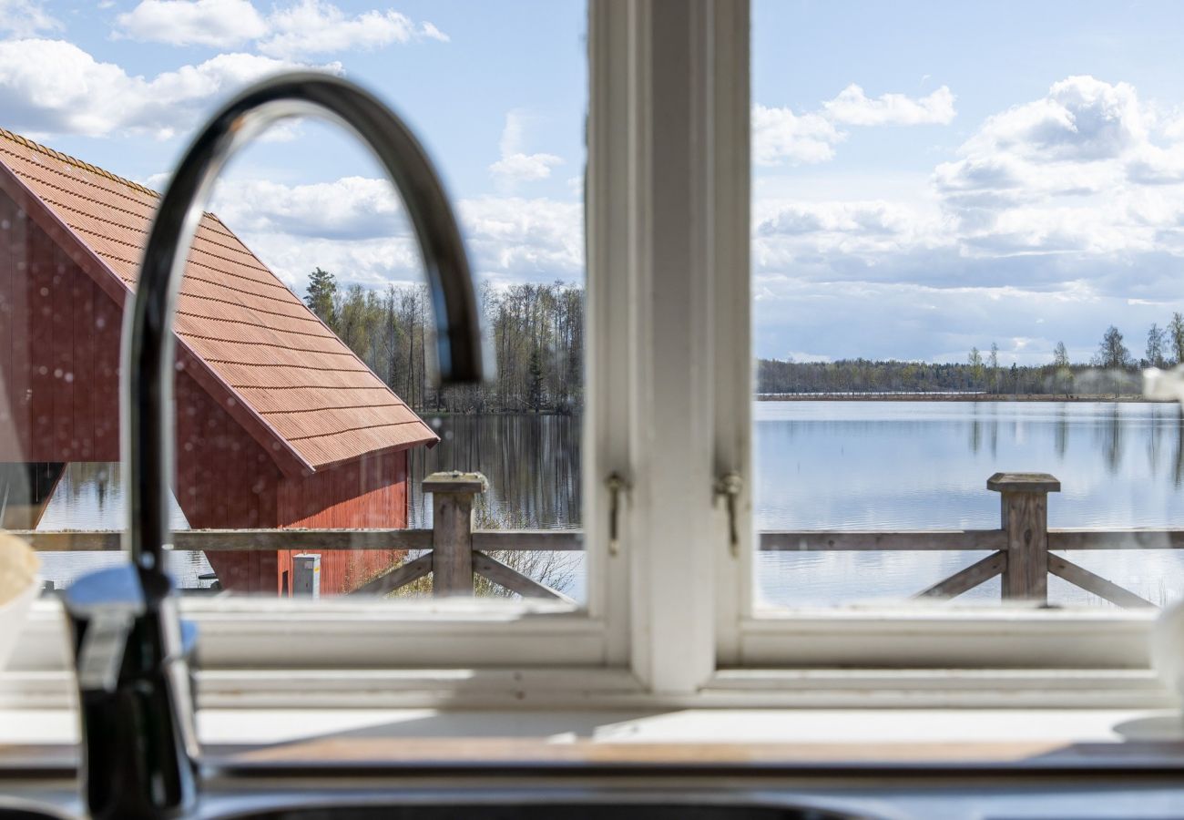 Ferienhaus in Hamneda - Ferienhaus mit Terrasse und Blick auf den See Hängasjön | SE06014