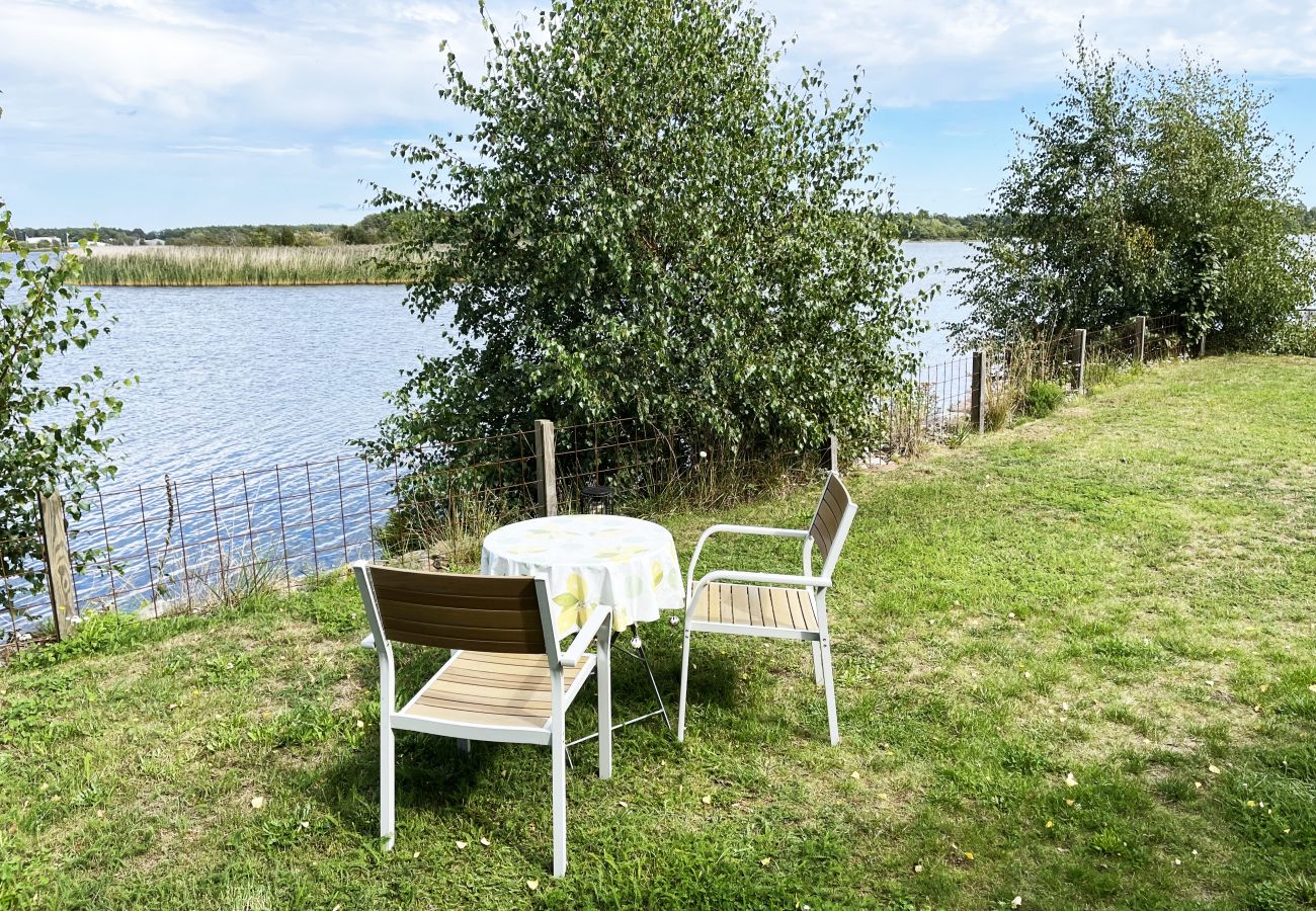 Studio in Kalmar - Gemütliches Ferienhaus auf einem schönen Grundstück am Meer in Boholmarna außerhalb von Kalmar | SE05043