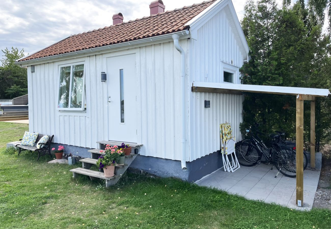 Studio in Kalmar - Gemütliches Ferienhaus auf einem schönen Grundstück am Meer in Boholmarna außerhalb von Kalmar | SE05043