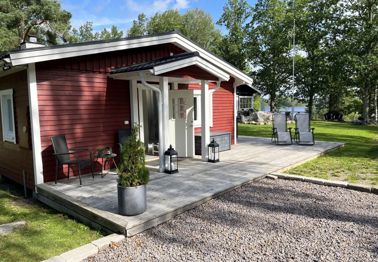 Ferienhaus in Järnforsen - Komplett renoviertes und schönes rotes Ferienhaus neben dem Lake Flaten außerhalb von Virserum I SE05044