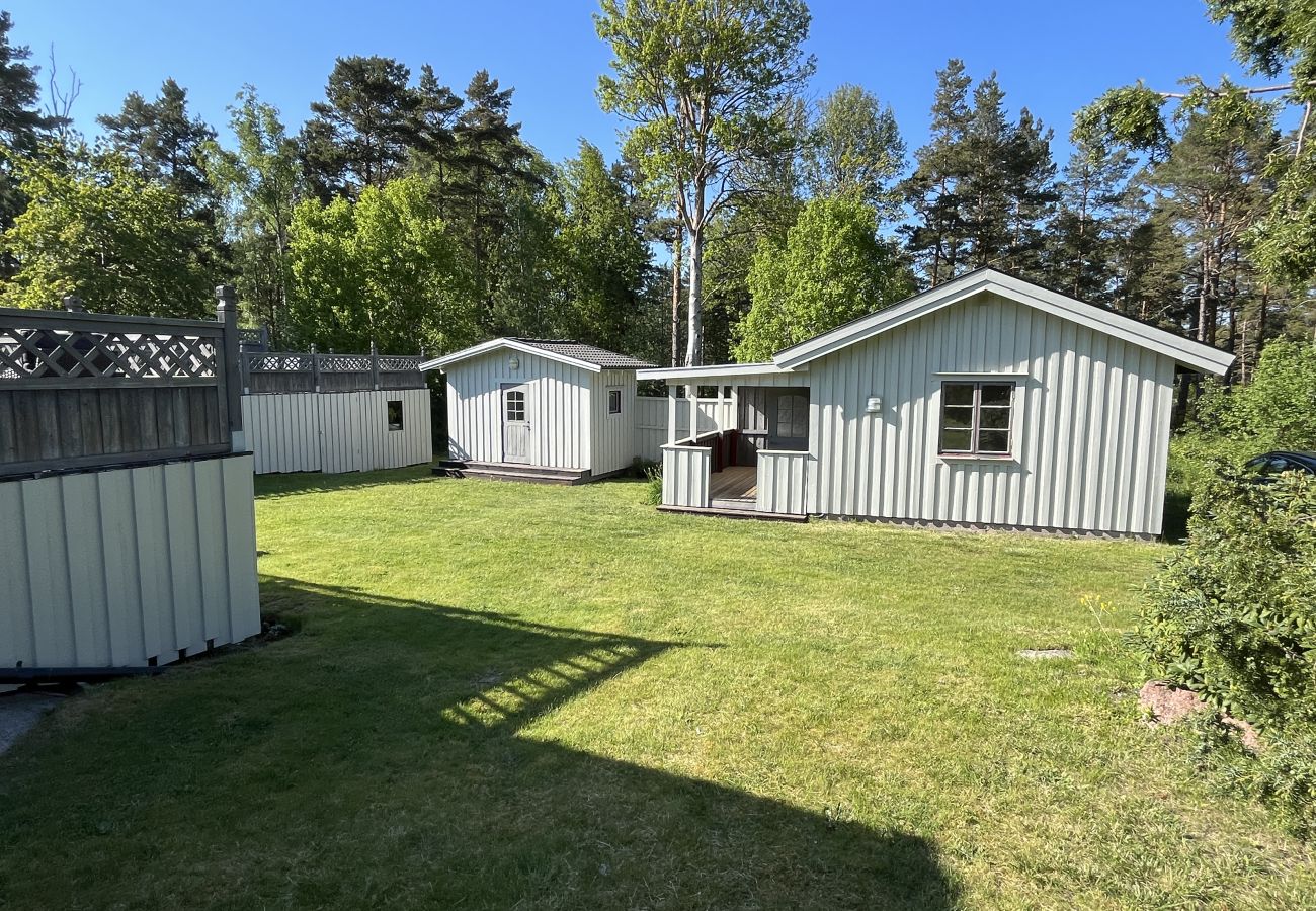 Ferienhaus in Oskarshamn - Gemütliches Ferienhaus 300 Meter von einer Bucht Außerhalb von OskarshamnI SE05052 