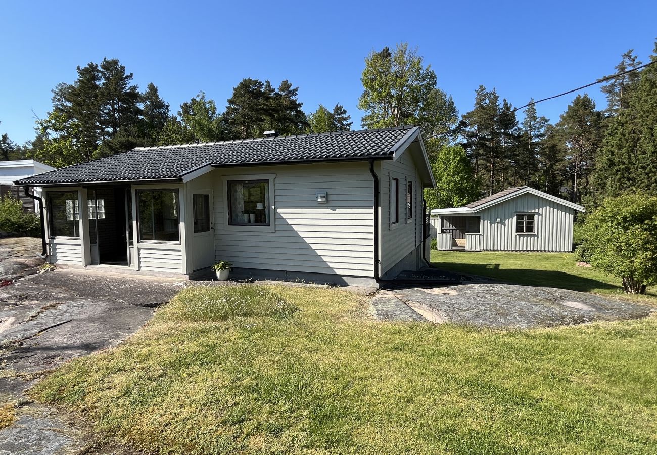 Ferienhaus in Oskarshamn - Gemütliches Ferienhaus 300 Meter von einer Bucht Außerhalb von OskarshamnI SE05052 