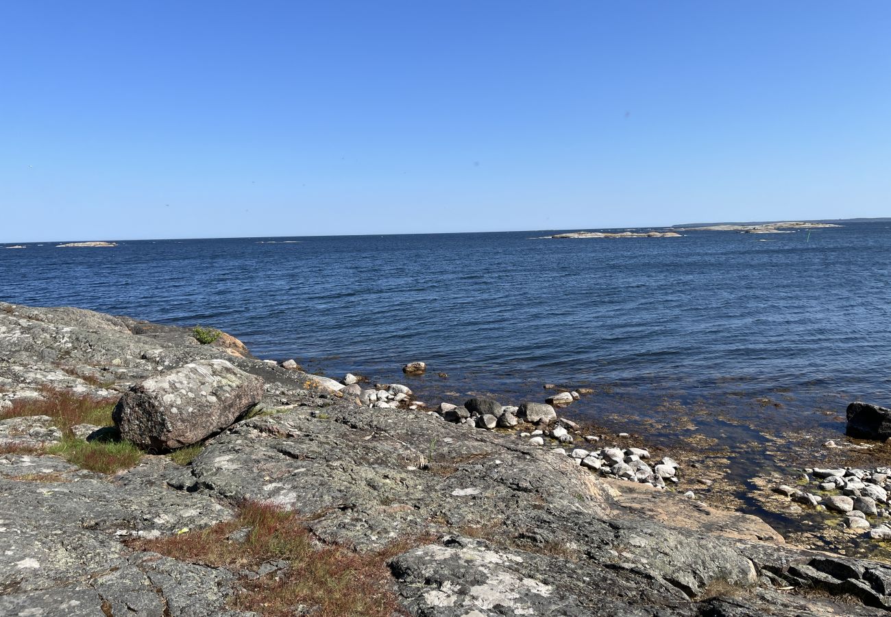 Ferienhaus in Oskarshamn - Gemütliches Ferienhaus 300 Meter von einer Bucht Außerhalb von OskarshamnI SE05052 