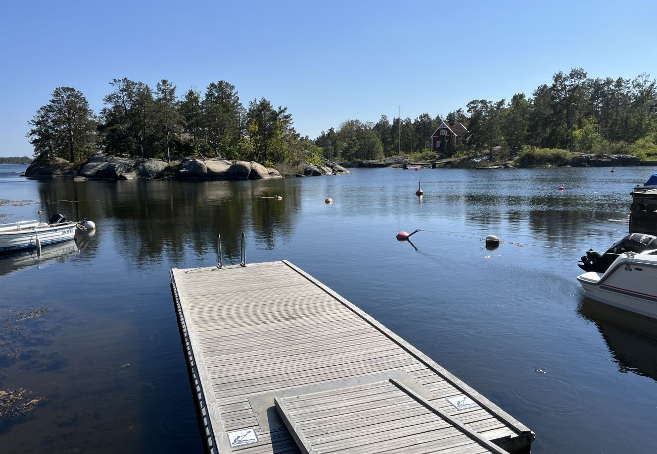 Ferienhaus in Oskarshamn - Gemütliches Ferienhaus 300 Meter von einer Bucht Außerhalb von OskarshamnI SE05052 