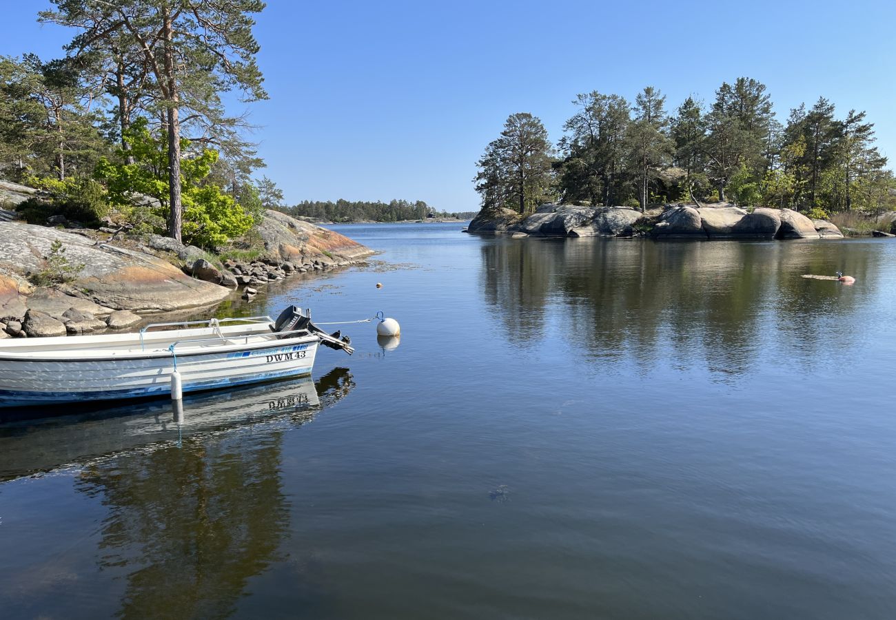 Ferienhaus in Oskarshamn - Gemütliches Ferienhaus 300 Meter von einer Bucht Außerhalb von OskarshamnI SE05052 