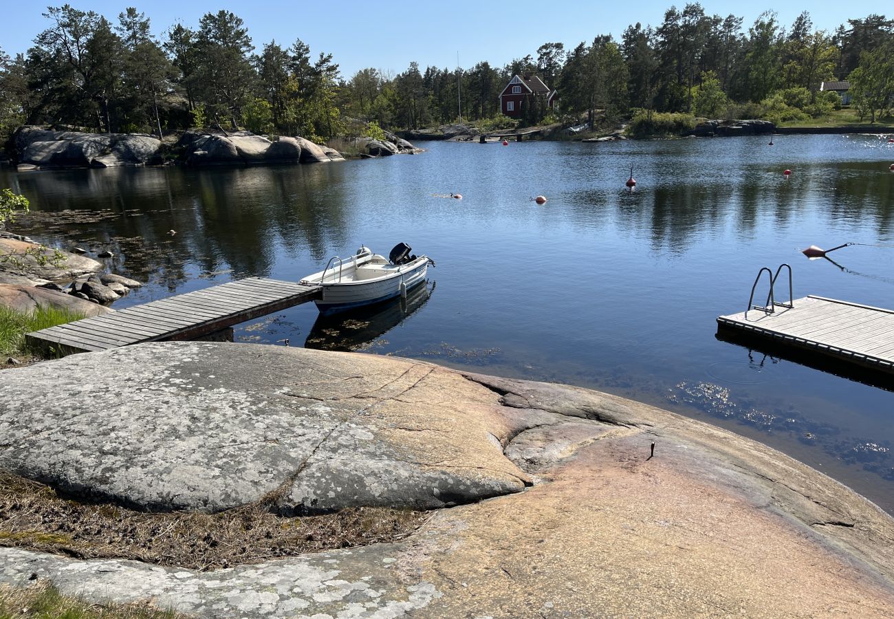 Ferienhaus in Oskarshamn - Gemütliches Ferienhaus 300 Meter von einer Bucht Außerhalb von OskarshamnI SE05052 