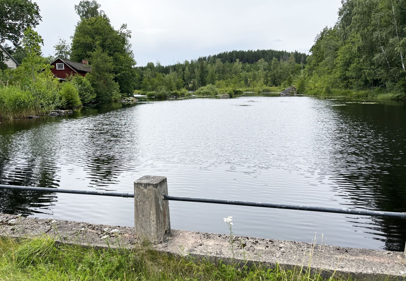 Ferienhaus in Virserum - Gemütliches kleines rotes Ferienhaus mit Nähe zu einem Teich und See außerhalb von Virserum | SE05061