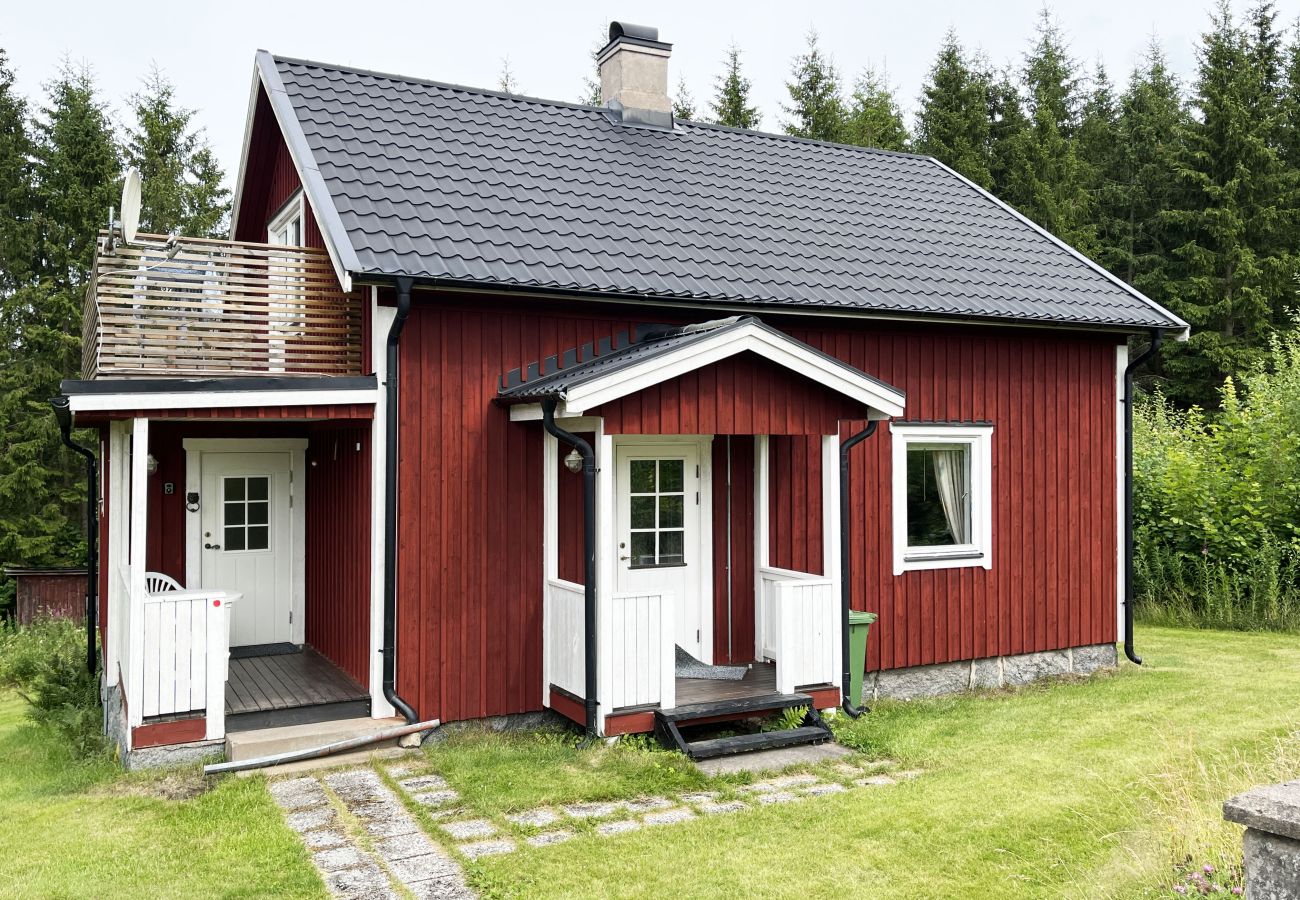 Ferienhaus in Virserum - Gemütliches kleines rotes Ferienhaus mit Nähe zu einem Teich und See außerhalb von Virserum | SE05061