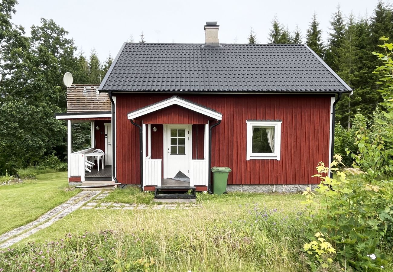 Ferienhaus in Virserum - Gemütliches kleines rotes Ferienhaus mit Nähe zu einem Teich und See außerhalb von Virserum | SE05061