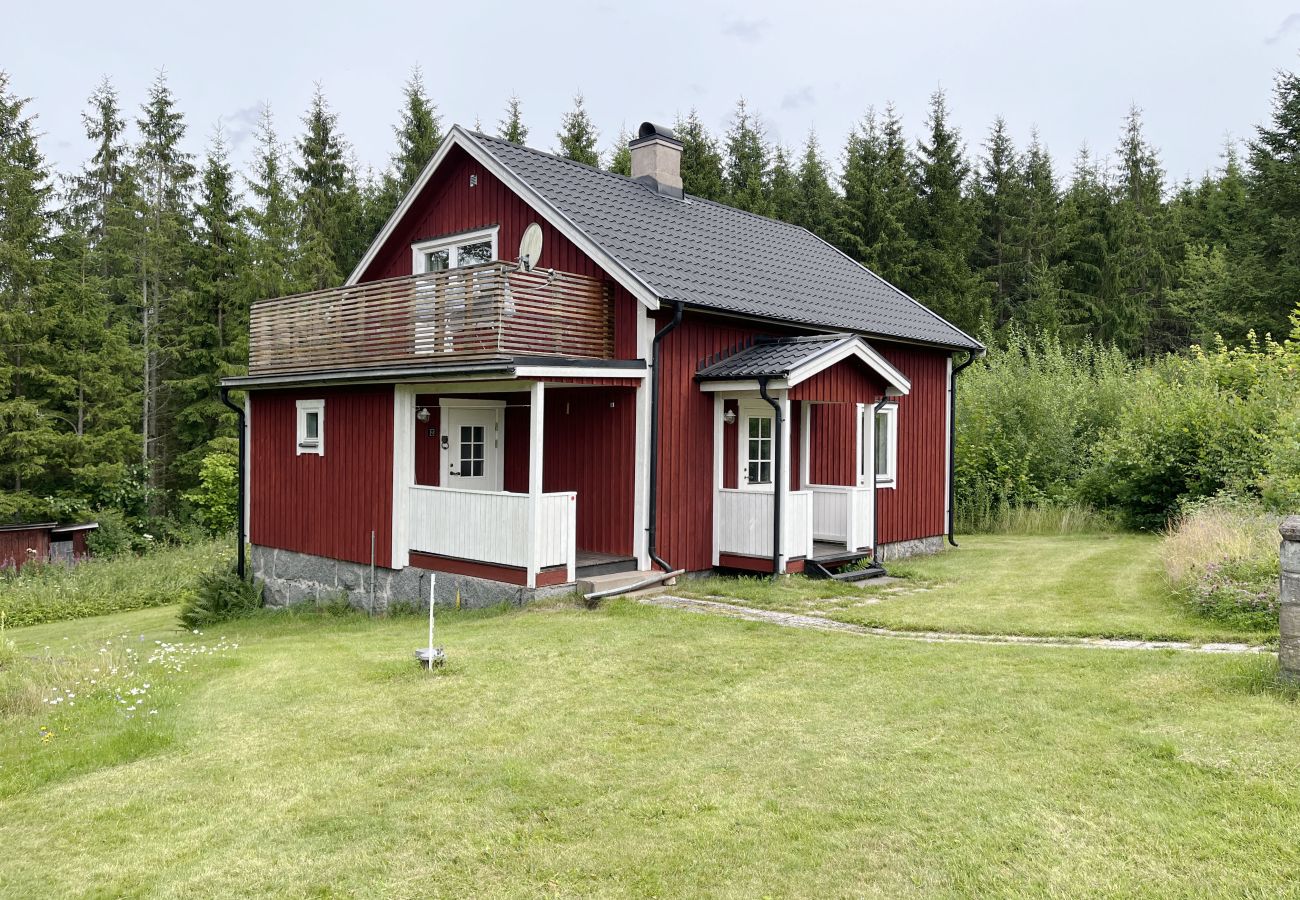 Ferienhaus in Virserum - Gemütliches kleines rotes Ferienhaus mit Nähe zu einem Teich und See außerhalb von Virserum | SE05061