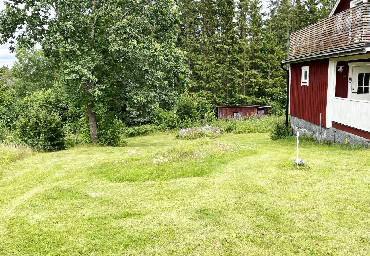 Ferienhaus in Virserum - Gemütliches kleines rotes Ferienhaus mit Nähe zu einem Teich und See außerhalb von Virserum | SE05061