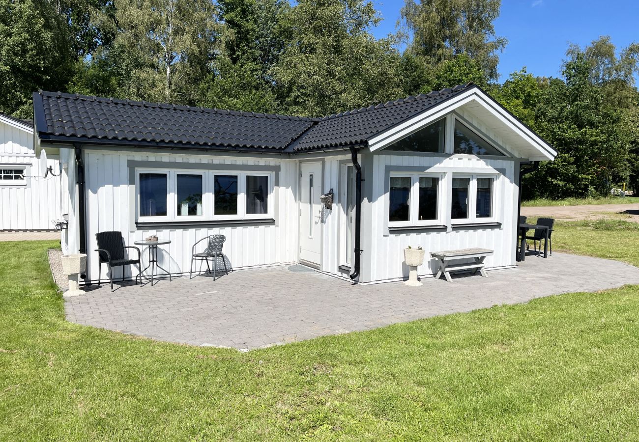 Ferienhaus in Järnforsen - Schönes Ferienhaus auf einem Seegrundstück am Flatensee außerhalb von Virserum | SE05071
