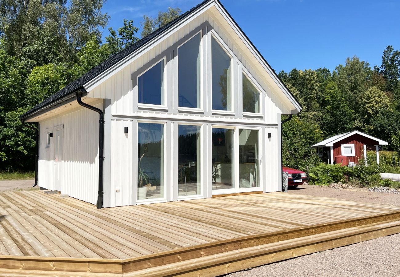 Ferienhaus in Järnforsen - Neu gebautes Ferienhaus auf einem Seegrundstück neben dem Flatensee außerhalb von Virserum | SE05072