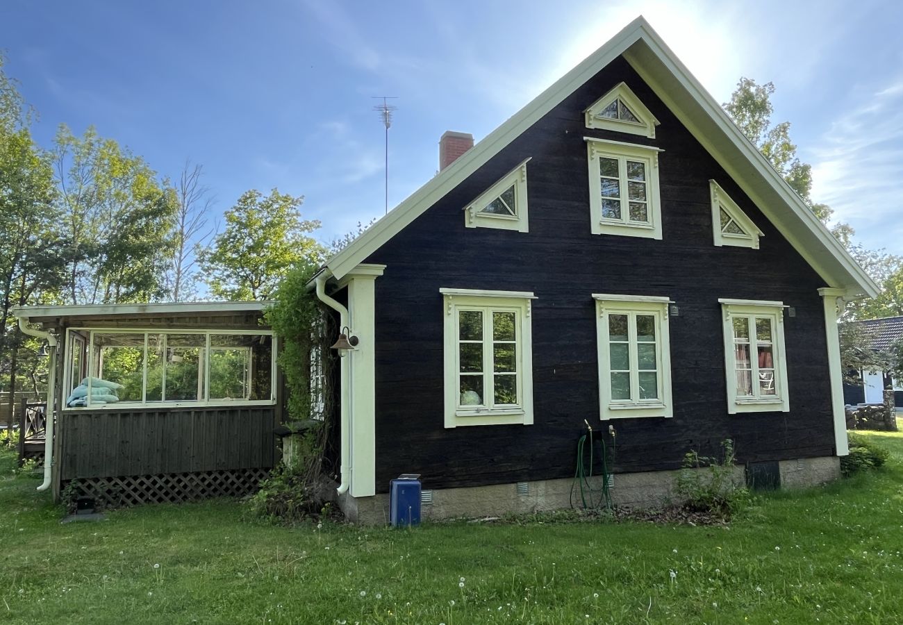 Ferienhaus in Löttorp - Große Holzvilla in malerischer Lage südlich von Löttorp | SE04050