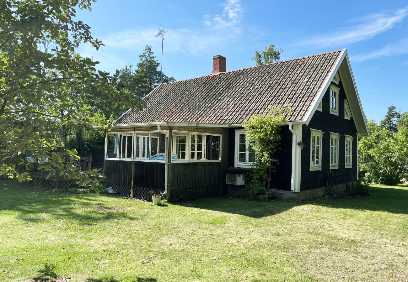 Ferienhaus in Löttorp - Große Holzvilla in malerischer Lage südlich von Löttorp | SE04050