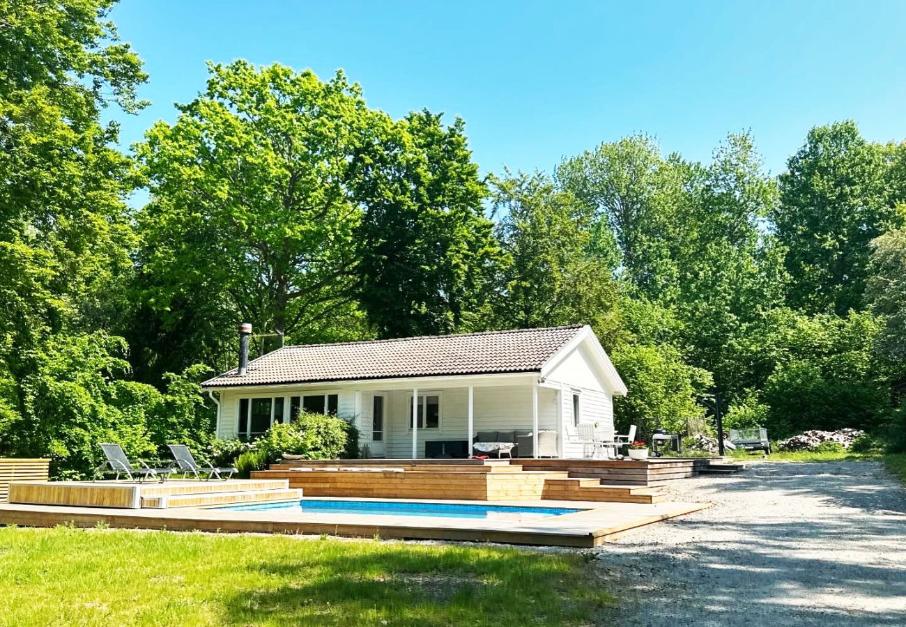 Ferienhaus in Byxelkrok - Schönes Ferienhaus mit Pool und Meerblick in der Nähe von Byxelkrok | SE04051