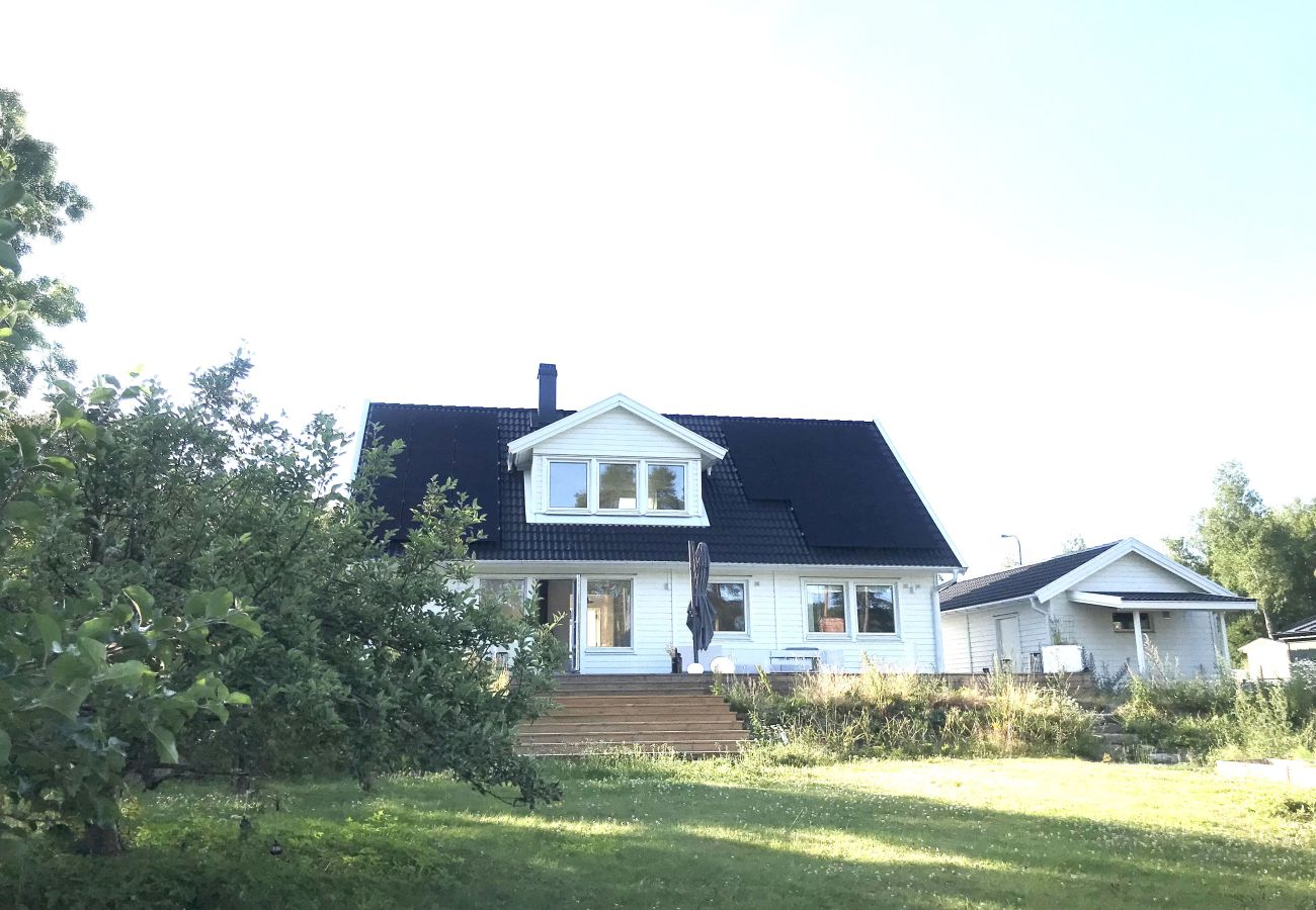 Ferienhaus in Huddinge - Fantastisches Haus mit eigenem Steg und Seeblick, 30 Minuten von Stockholm entfernt | SE13032