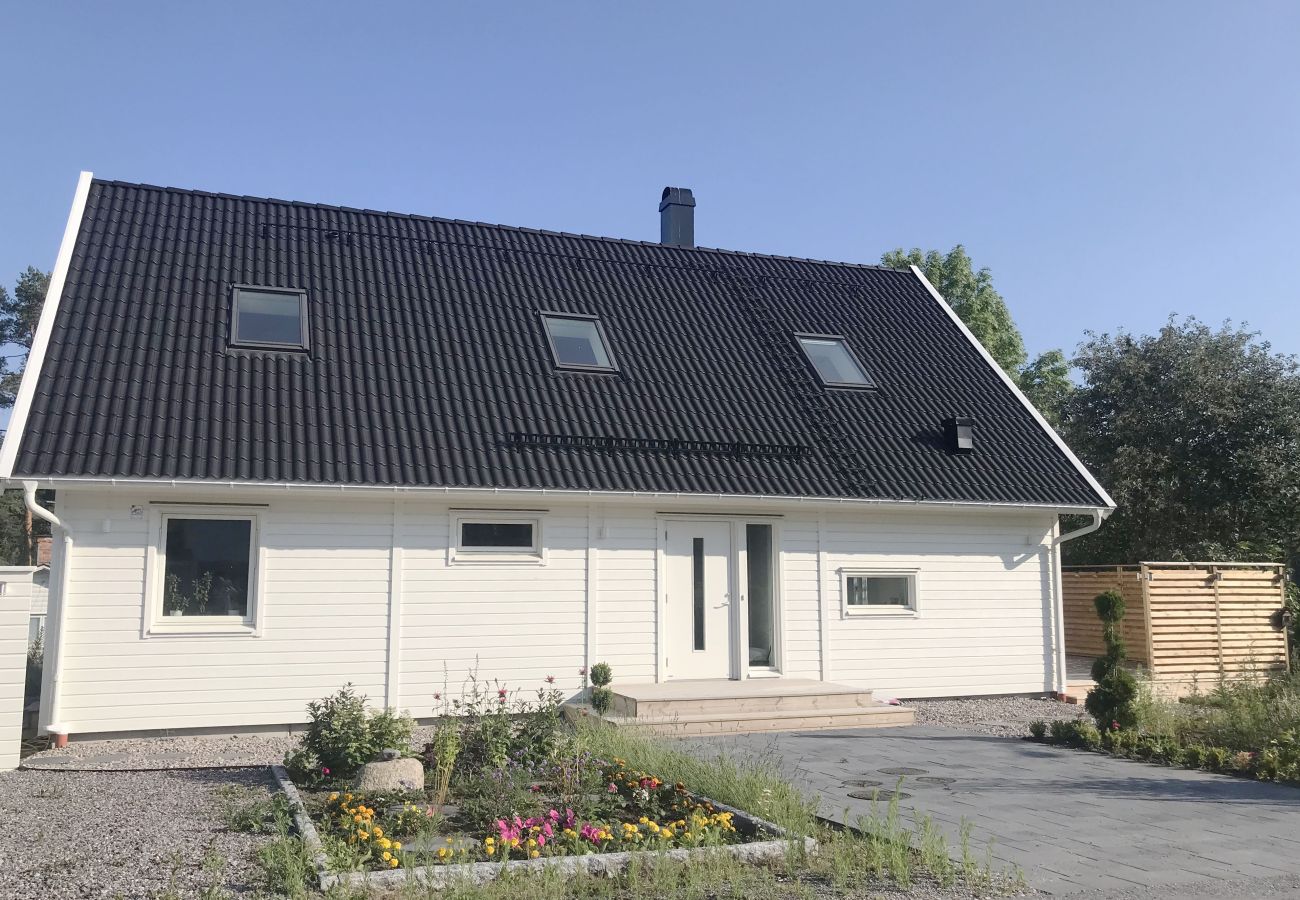 Ferienhaus in Huddinge - Fantastisches Haus mit eigenem Steg und Seeblick, 30 Minuten von Stockholm entfernt | SE13032