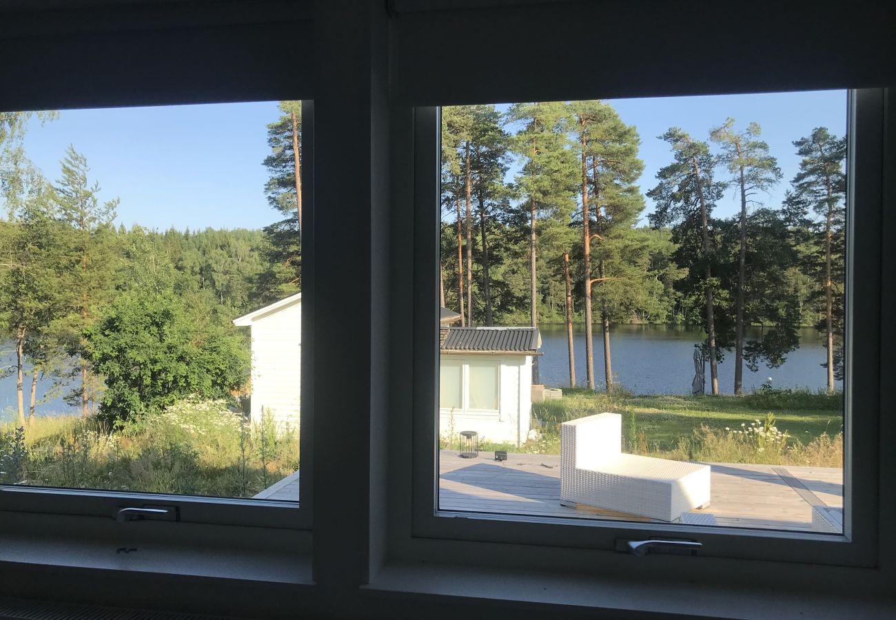 Ferienhaus in Huddinge - Fantastisches Haus mit eigenem Steg und Seeblick, 30 Minuten von Stockholm entfernt | SE13032