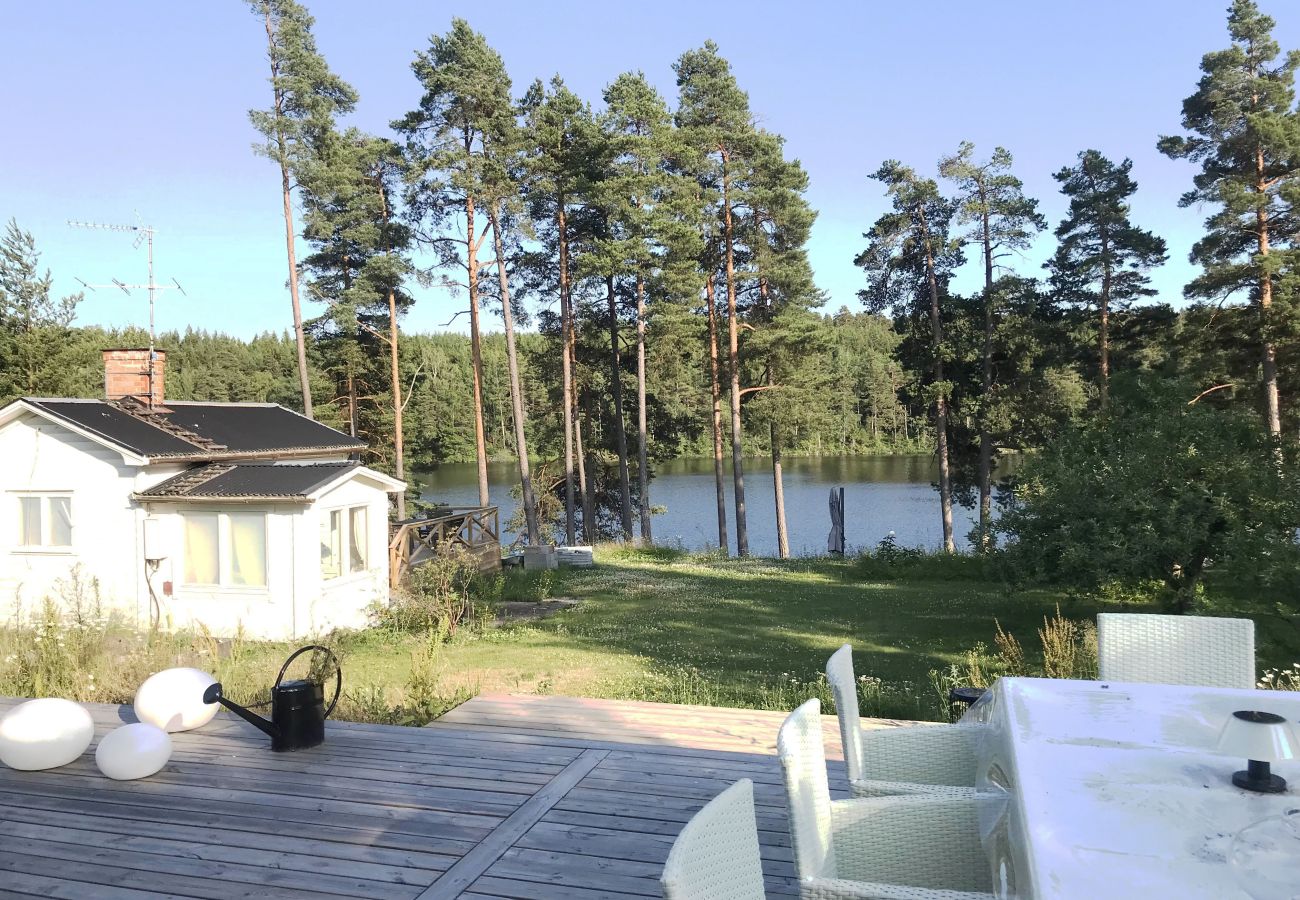 Ferienhaus in Huddinge - Fantastisches Haus mit eigenem Steg und Seeblick, 30 Minuten von Stockholm entfernt | SE13032