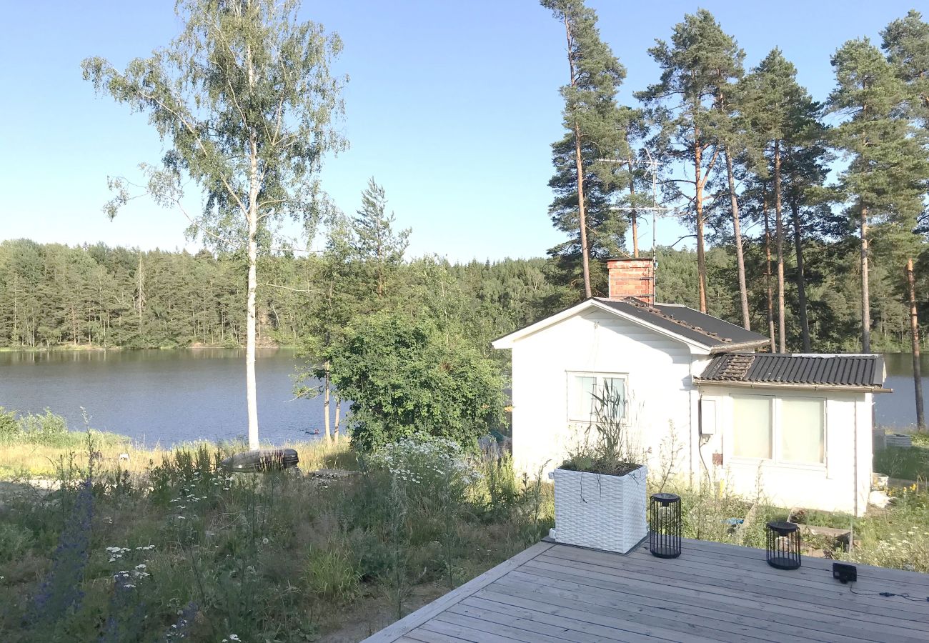 Ferienhaus in Huddinge - Fantastisches Haus mit eigenem Steg und Seeblick, 30 Minuten von Stockholm entfernt | SE13032