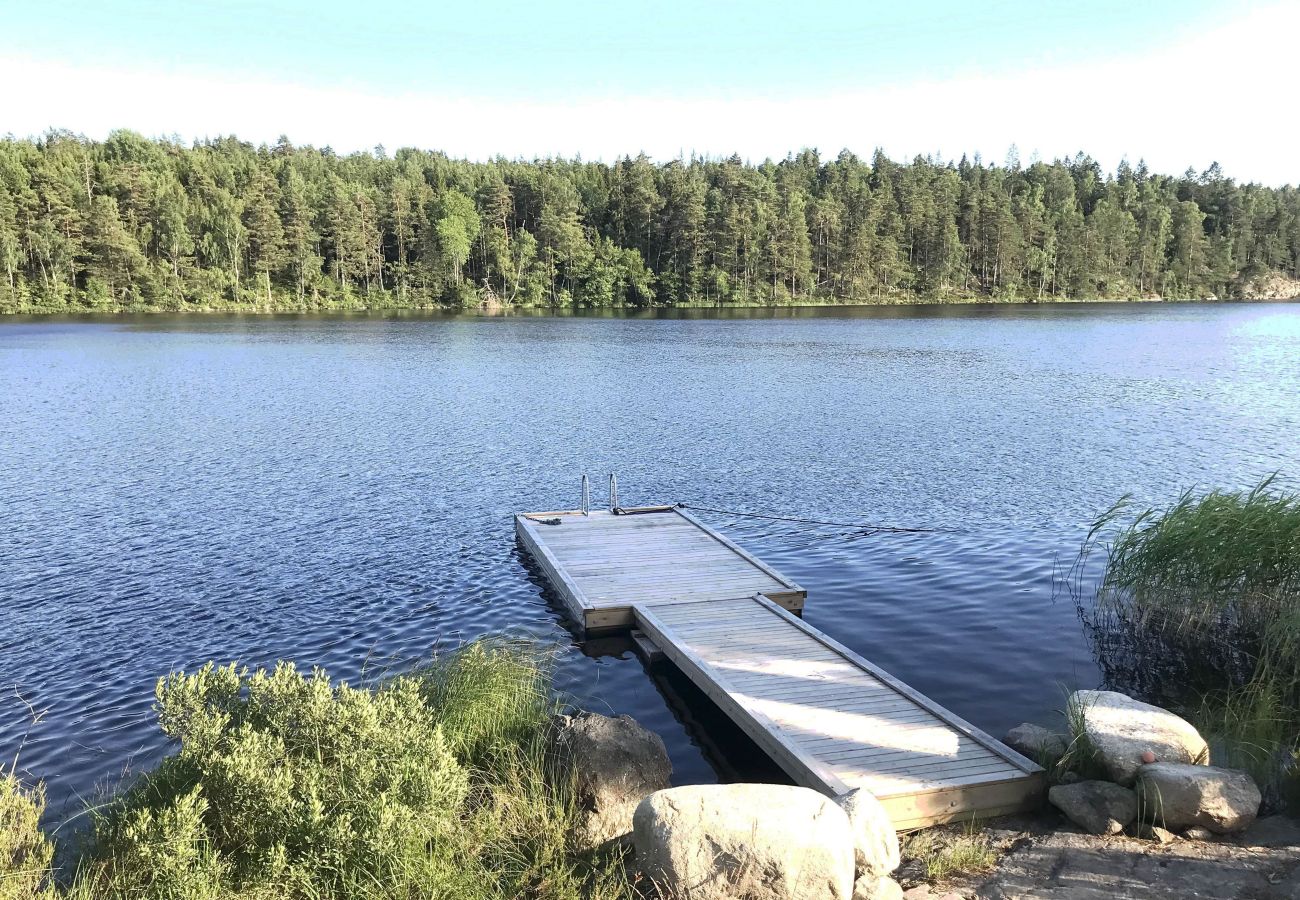 Ferienhaus in Huddinge - Fantastisches Haus mit eigenem Steg und Seeblick, 30 Minuten von Stockholm entfernt | SE13032