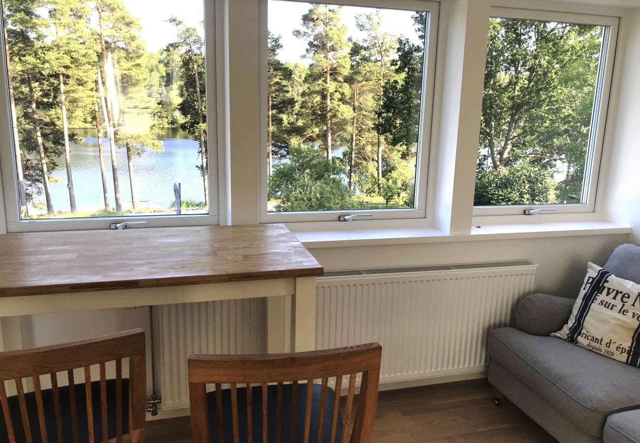 Ferienhaus in Huddinge - Fantastisches Haus mit eigenem Steg und Seeblick, 30 Minuten von Stockholm entfernt | SE13032