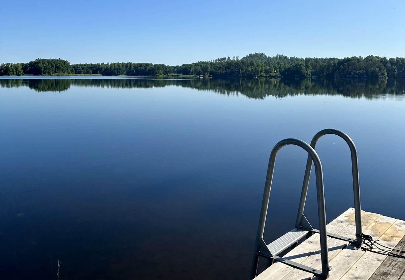 Ferienhaus in Gränna - Schönes Ferienhaus auf einem Seegrundstück am See Bunn außerhalb von Gränna | SE05077