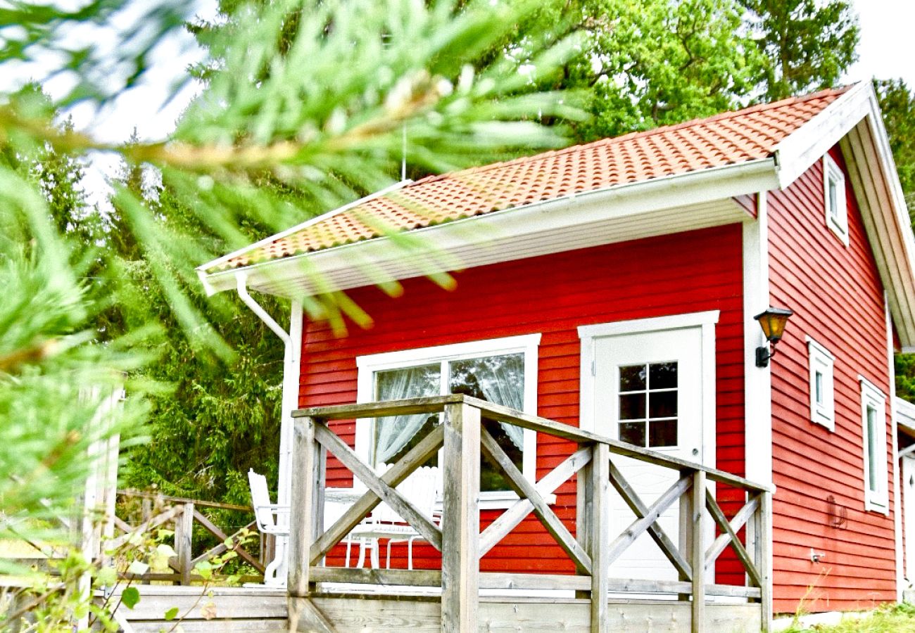 Ferienhaus in Gränna - Schönes Ferienhaus auf einem Seegrundstück am See Bunn außerhalb von Gränna | SE05077