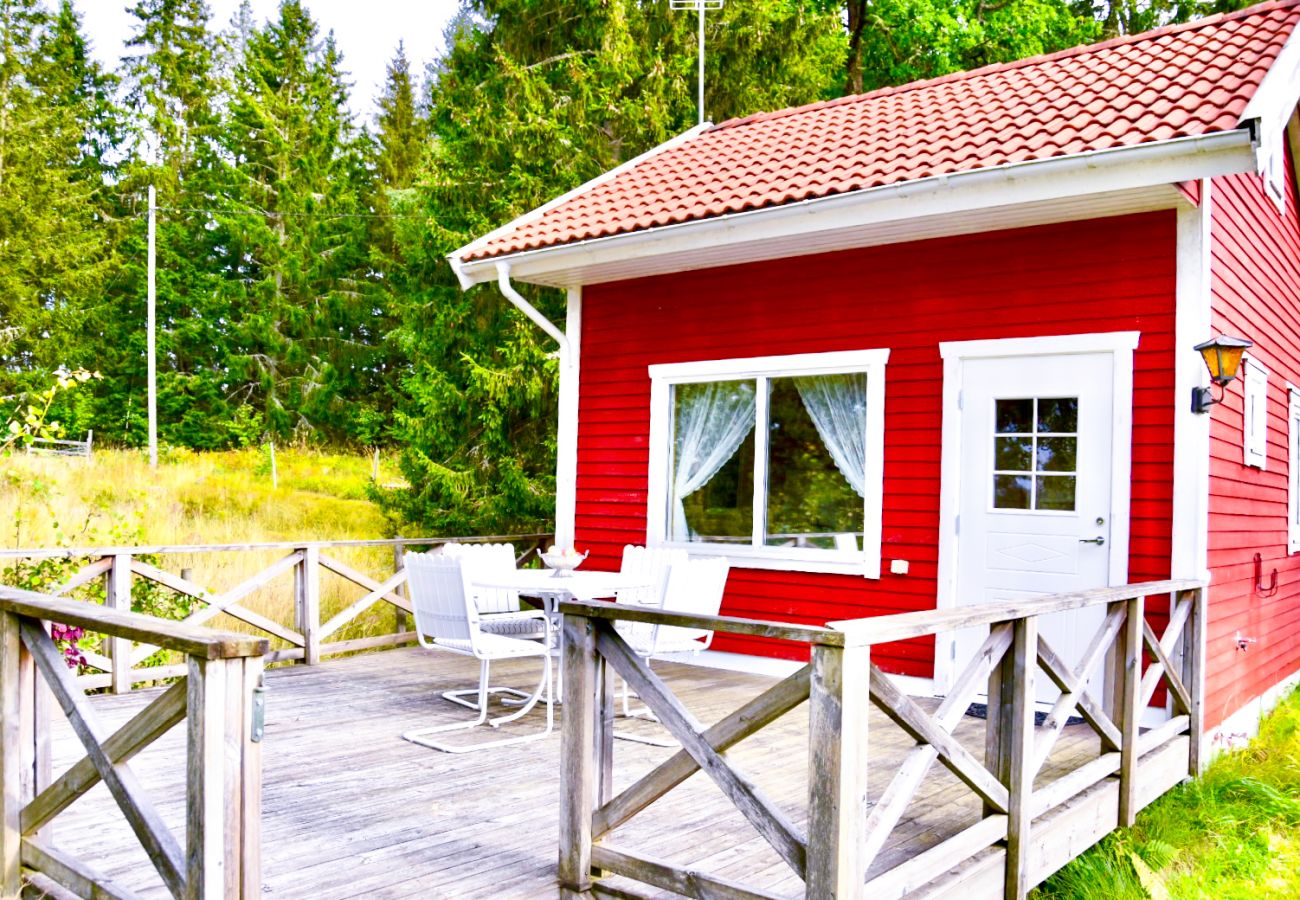 Ferienhaus in Gränna - Schönes Ferienhaus auf einem Seegrundstück am See Bunn außerhalb von Gränna | SE05077