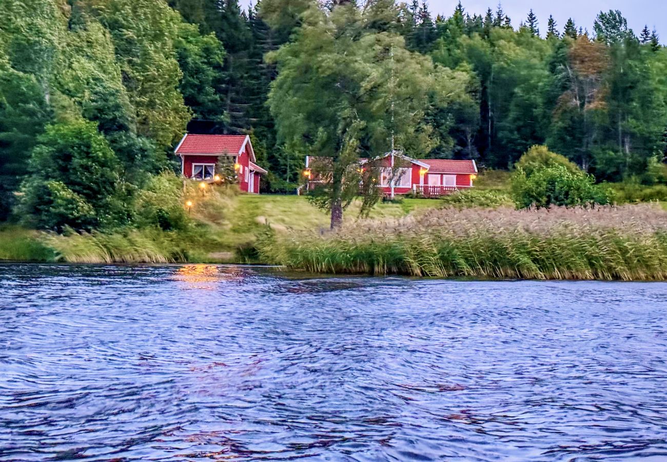 Ferienhaus in Gränna - Schönes Ferienhaus auf einem Seegrundstück am See Bunn außerhalb von Gränna | SE05077