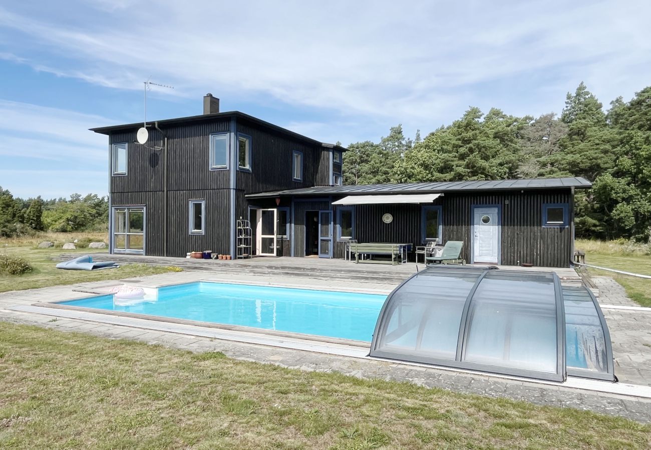 Ferienhaus in Byxelkrok - Fantastisches Haus mit Pool und Tennisplatz in der Nähe von Byxelkrok | SE04053