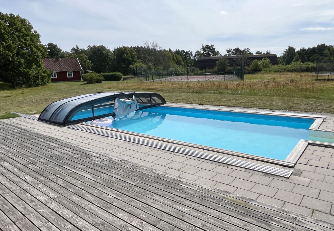 Ferienhaus in Byxelkrok - Fantastisches Haus mit Pool und Tennisplatz in der Nähe von Byxelkrok | SE04053