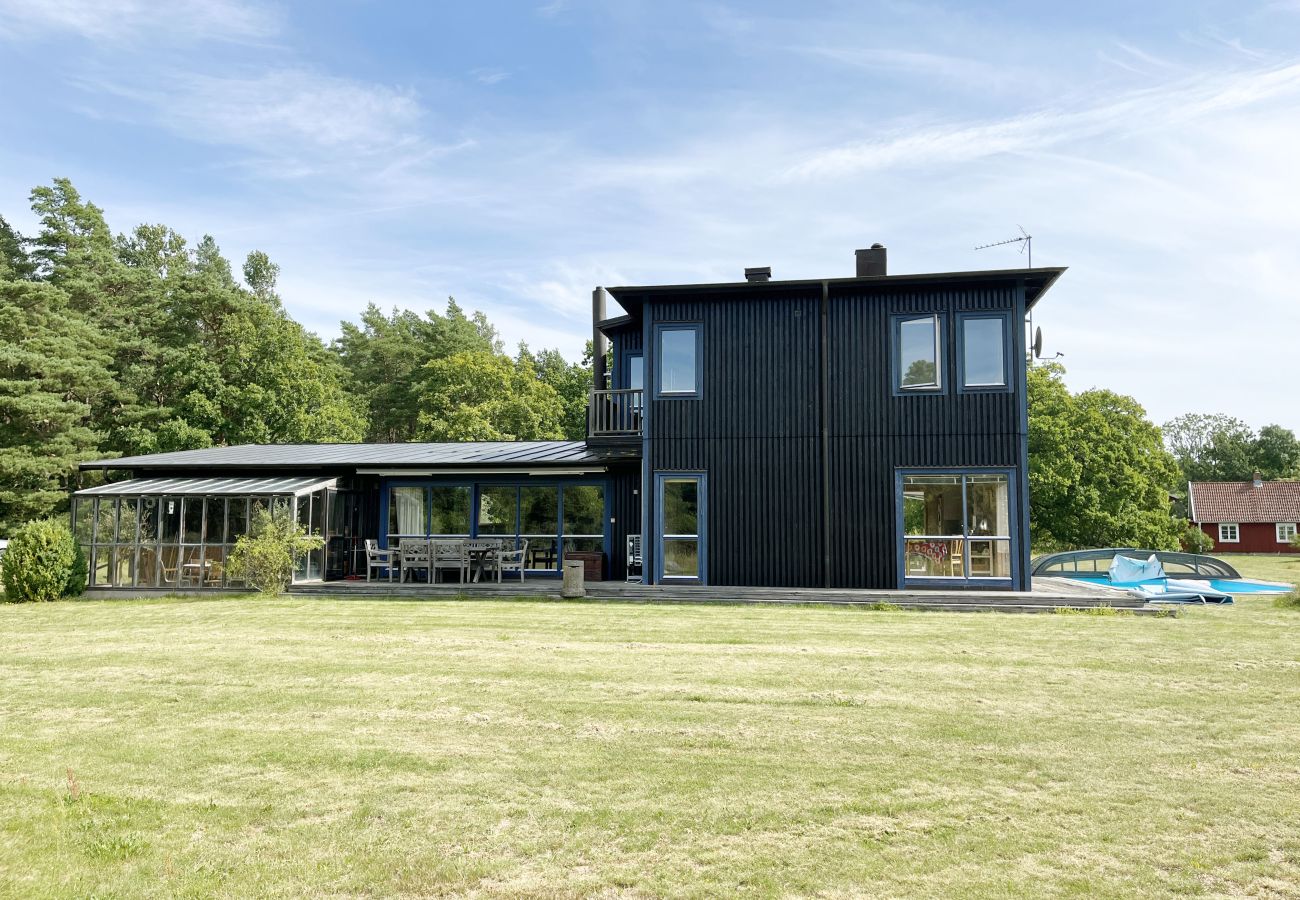 Ferienhaus in Byxelkrok - Fantastisches Haus mit Pool und Tennisplatz in der Nähe von Byxelkrok | SE04053