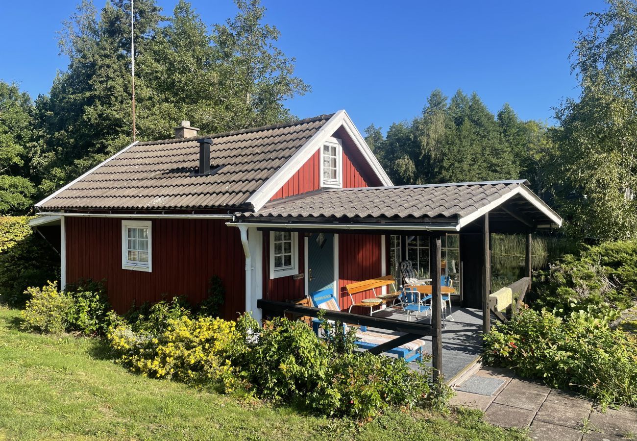 House in Fårbo - Outside Fårbo you will find this cottage located by a mill pond | SE05049