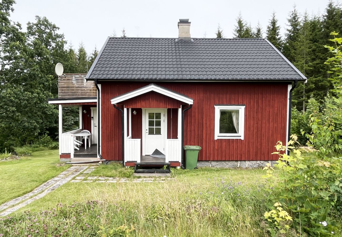 House in Virserum - Cozy little red cottage with proximity to a pond and lake outside Virserum | SE05061