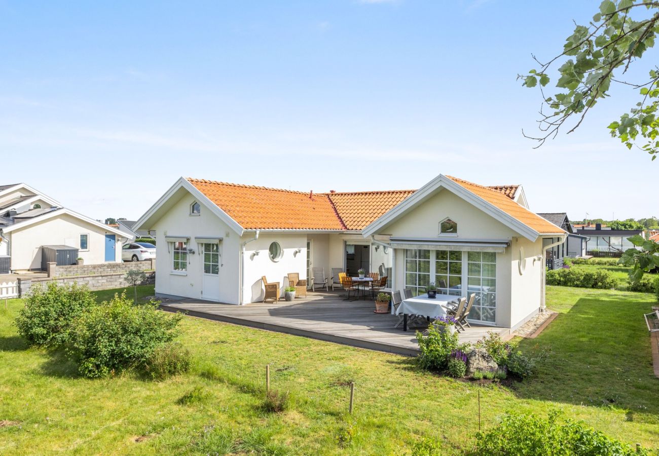 House in Falkenberg - Cozy and familiar cottage next to beautiful Skrea beach in Falkenberg | SE02098