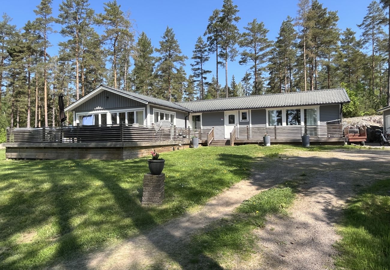 House in Vena - Large villa with SPA and lake view outside Hultsfred | SE05067