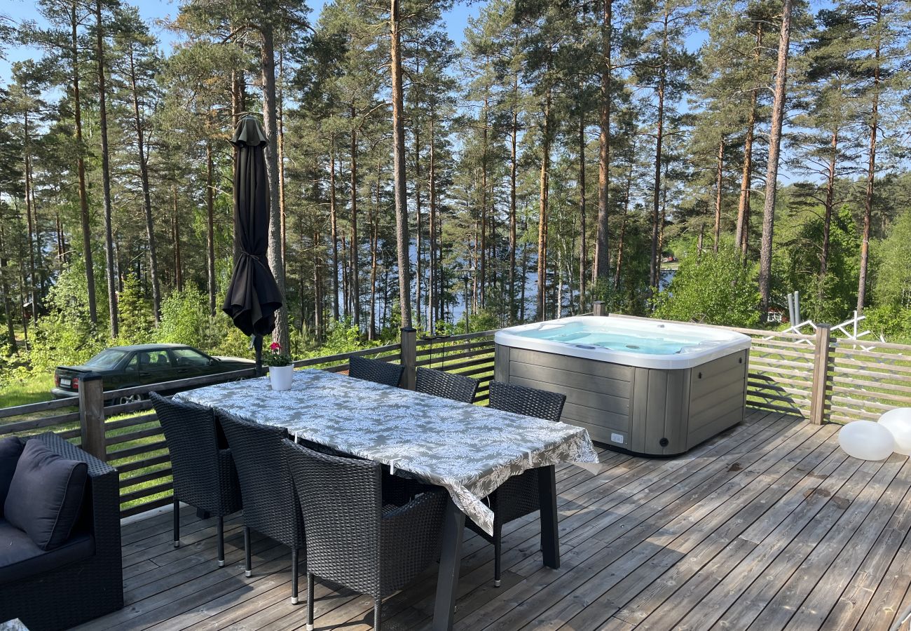 House in Vena - Large villa with SPA and lake view outside Hultsfred | SE05067