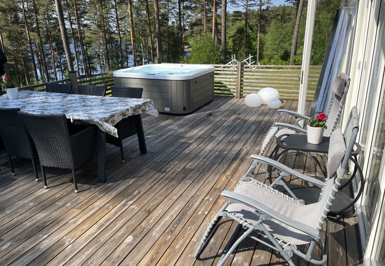 House in Vena - Large villa with SPA and lake view outside Hultsfred | SE05067