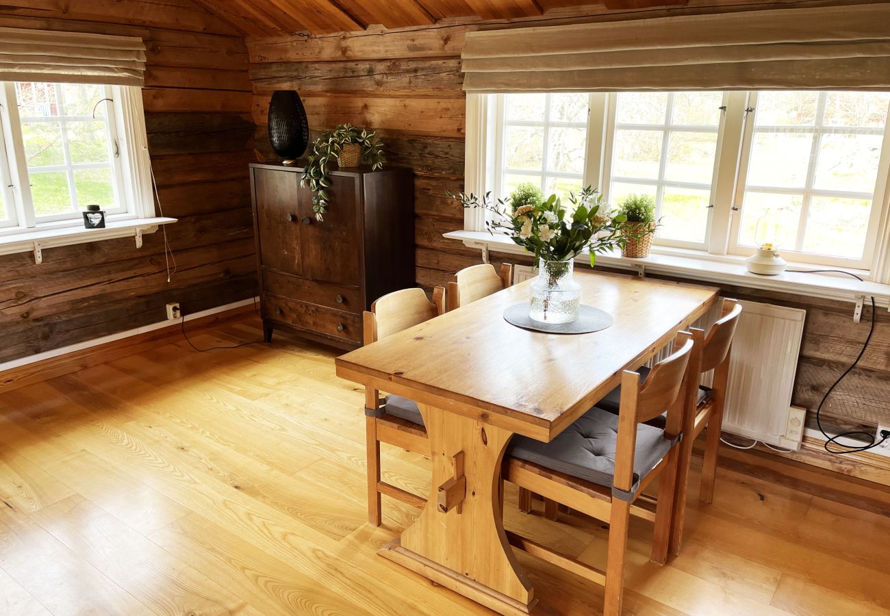 House in Vassmolösa - Cozy log cabin close to the sea and nature in Hagbyhamn | SE05081