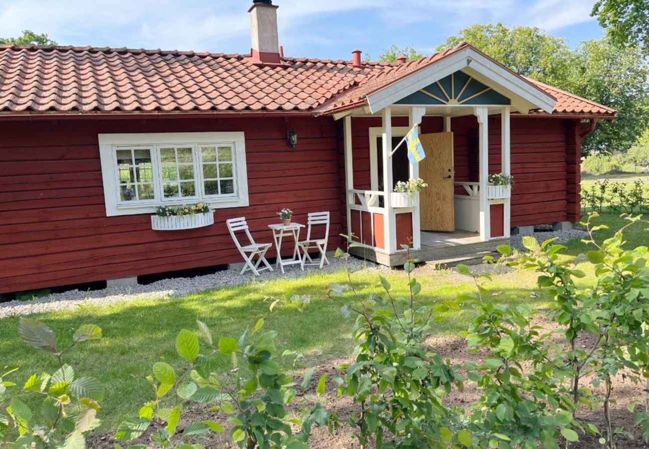 House in Vassmolösa - Cozy log cabin close to the sea and nature in Hagbyhamn | SE05081