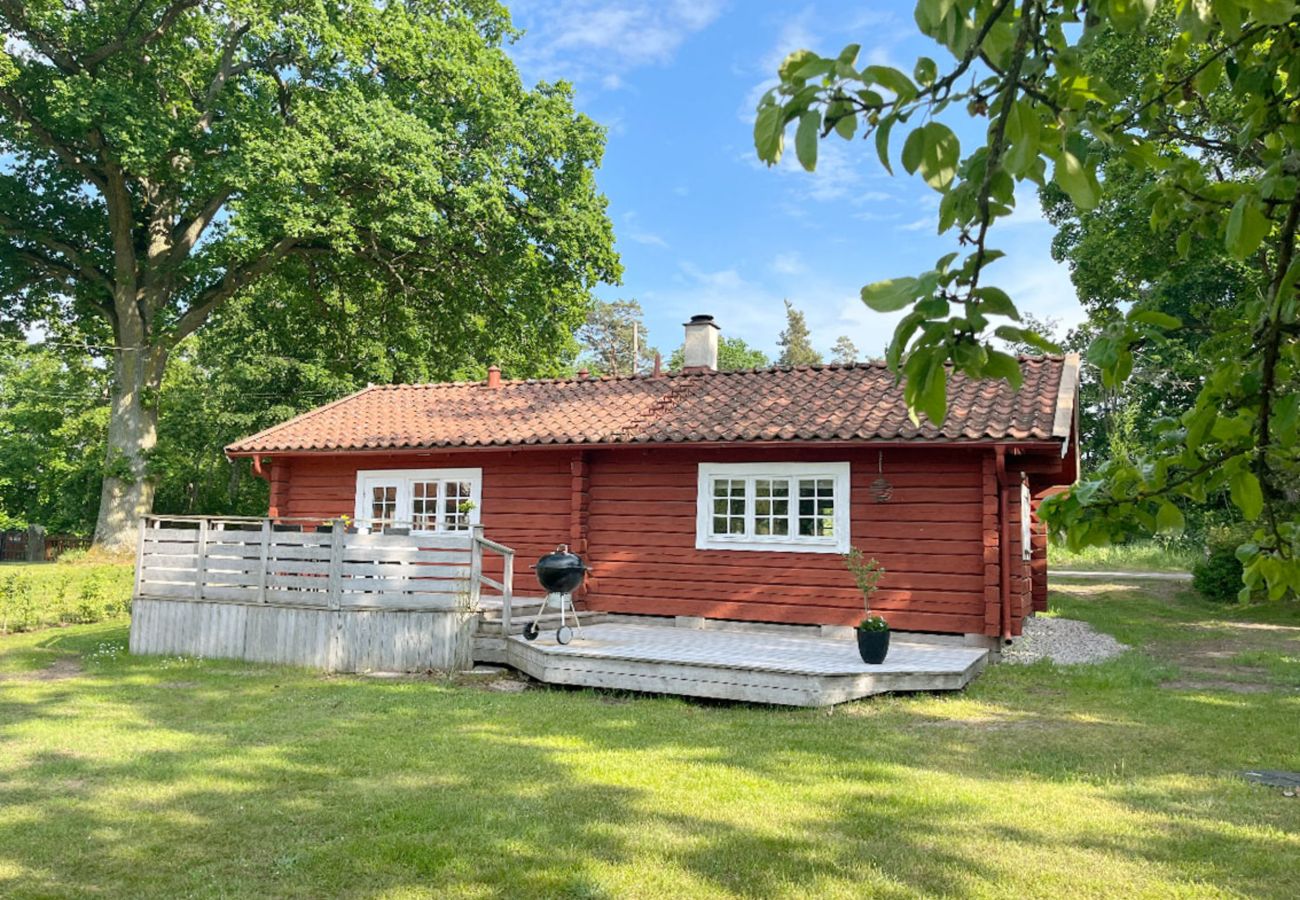 House in Vassmolösa - Cozy log cabin close to the sea and nature in Hagbyhamn | SE05081