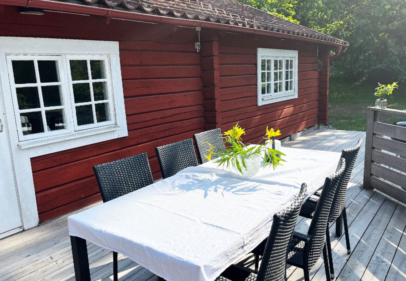 House in Vassmolösa - Cozy log cabin close to the sea and nature in Hagbyhamn | SE05081