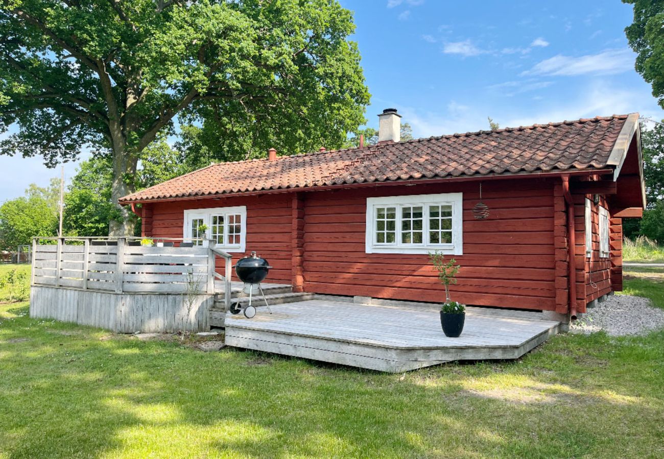 House in Vassmolösa - Cozy log cabin close to the sea and nature in Hagbyhamn | SE05081