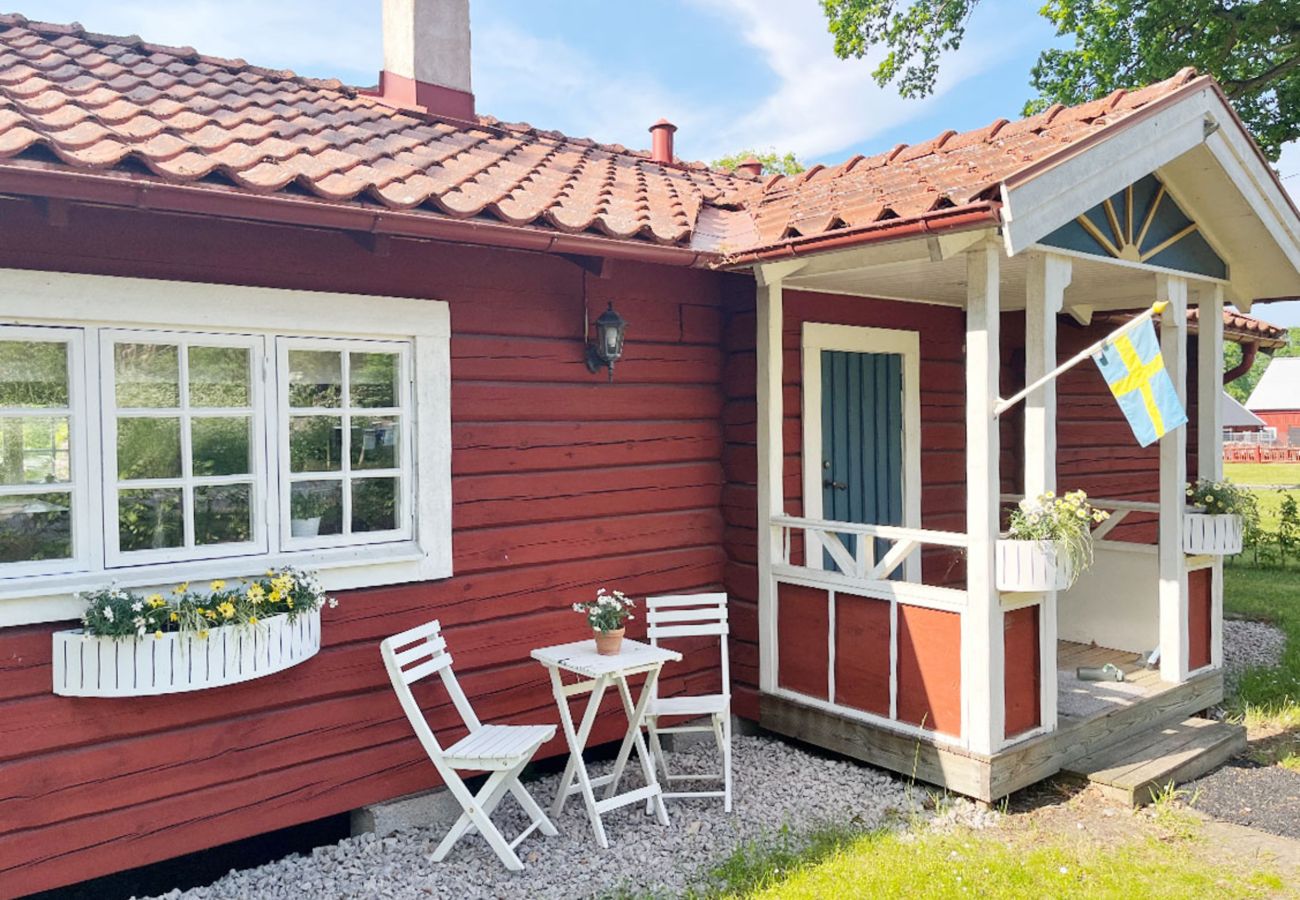 House in Vassmolösa - Cozy log cabin close to the sea and nature in Hagbyhamn | SE05081