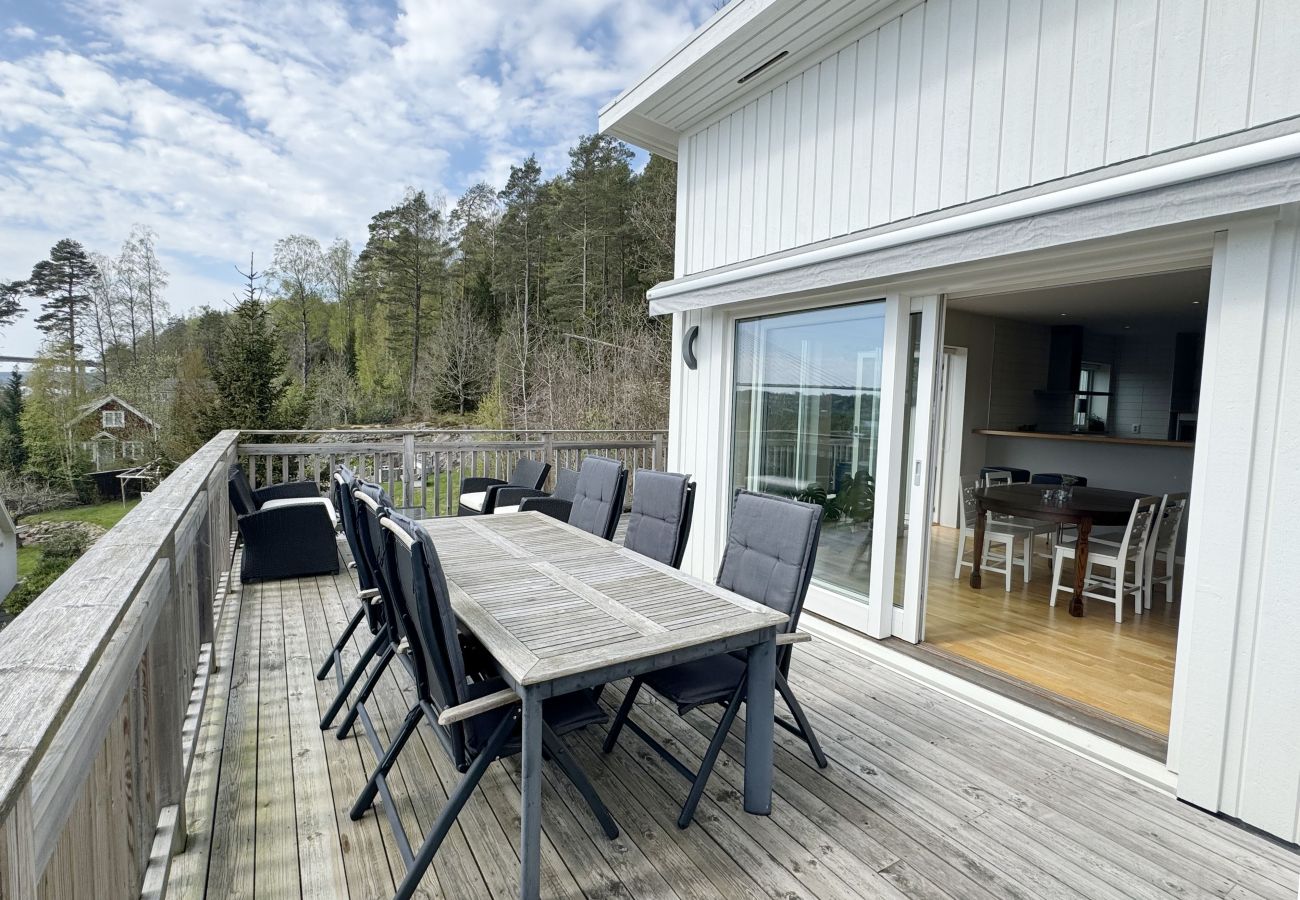 House in Uddevalla - Lovely villa with a view of the Byfjorden and Uddevalla | SE09061