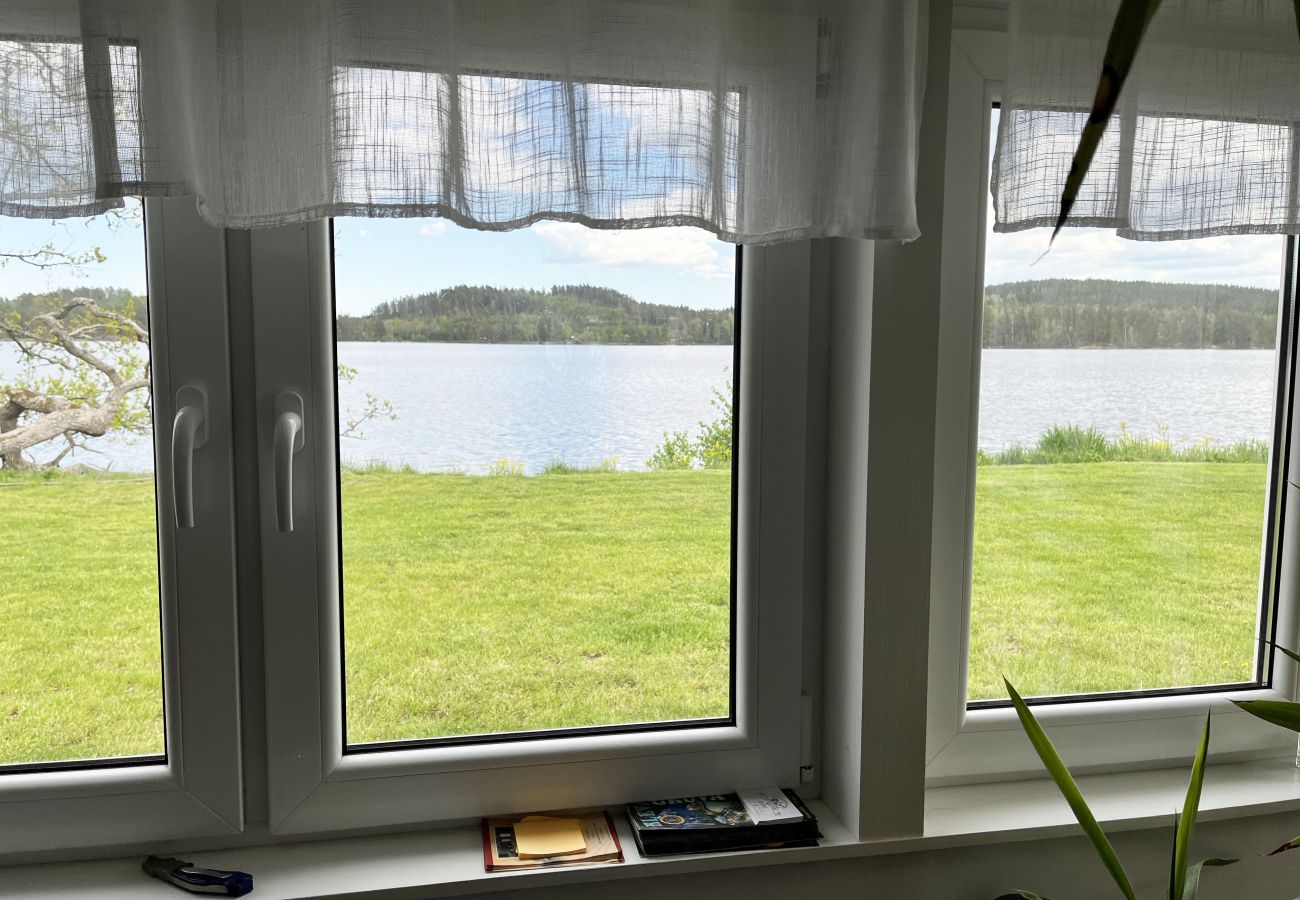 House in Järnforsen - Nice cottage located on a lake plot by Lake Flaten outside Virserum | SE05071