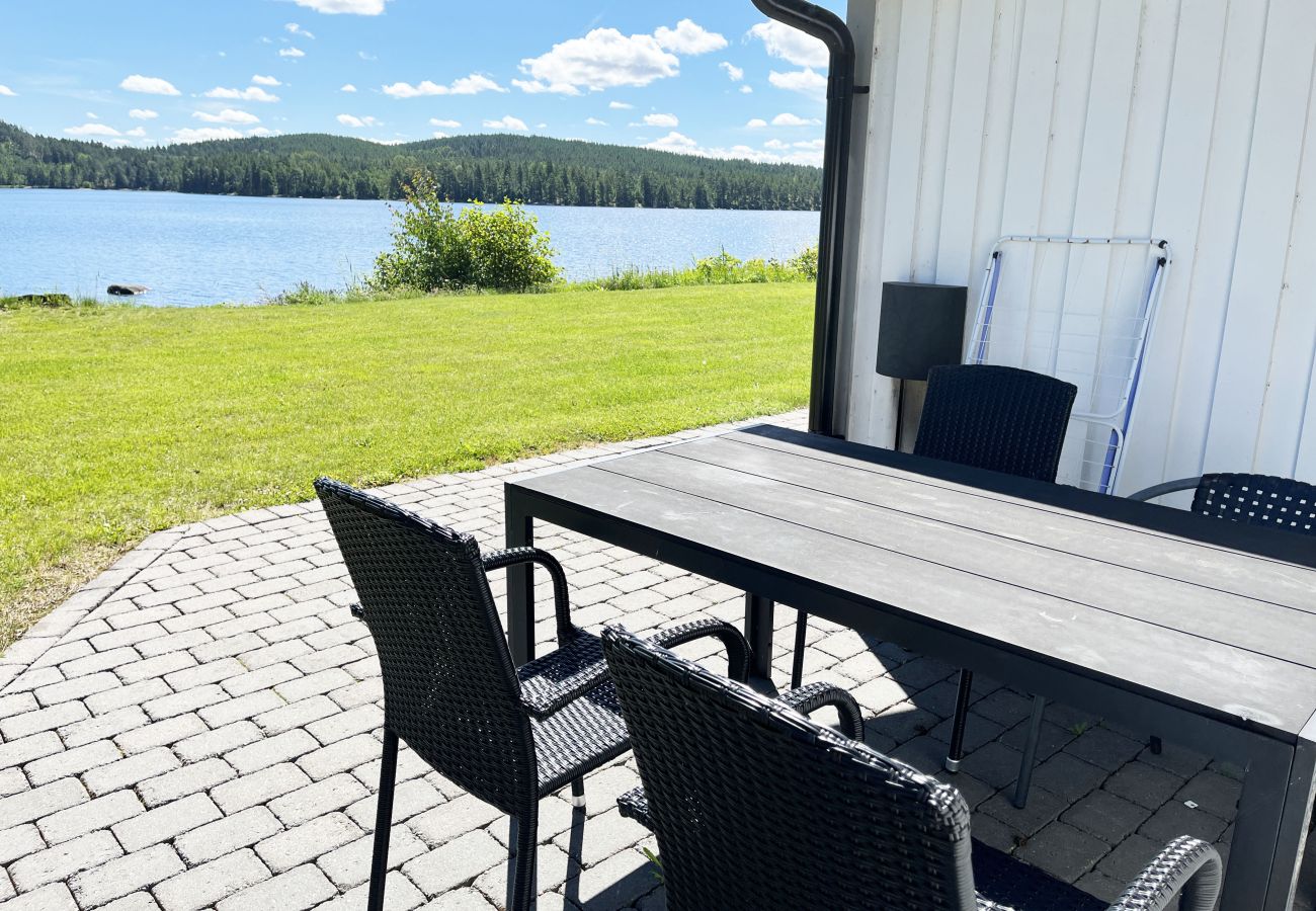 House in Järnforsen - Nice cottage located on a lake plot by Lake Flaten outside Virserum | SE05071