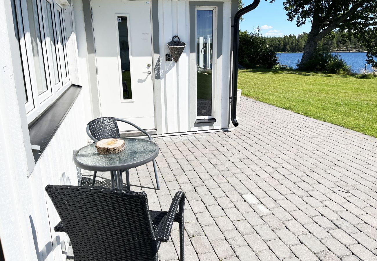 House in Järnforsen - Nice cottage located on a lake plot by Lake Flaten outside Virserum | SE05071